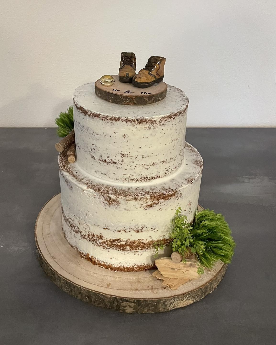 Naked Cake Hochzeitstorte mit Motiv Holz & Wald – Motiv Hochzeitstorte edel – aus der Kärntner Konditorei