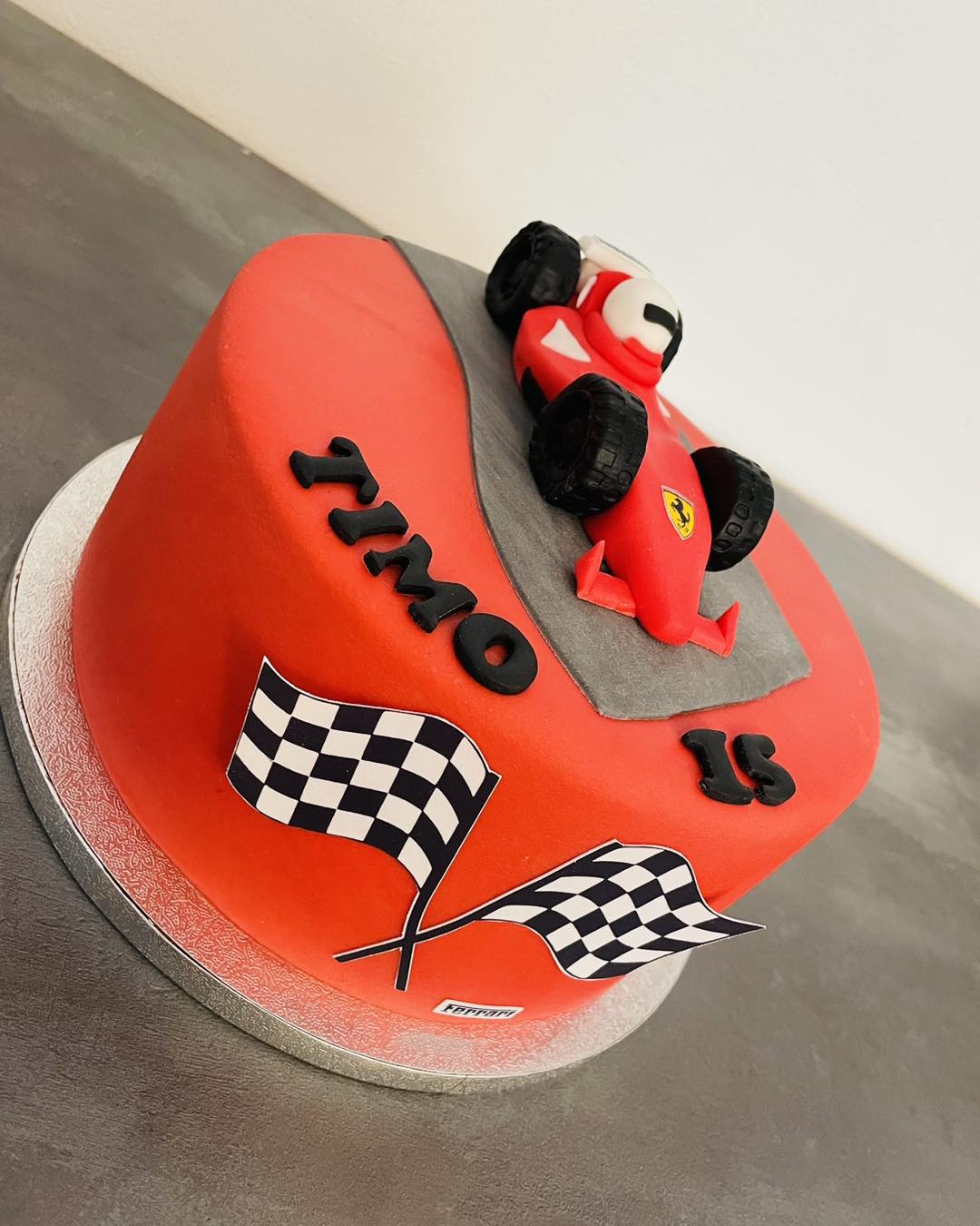 Motivtorte - Geburtstagstorte Ferrari - Sportwagen Torte - Auto Torte Rot - Rennwagen - aus der Kärntner Konditorei