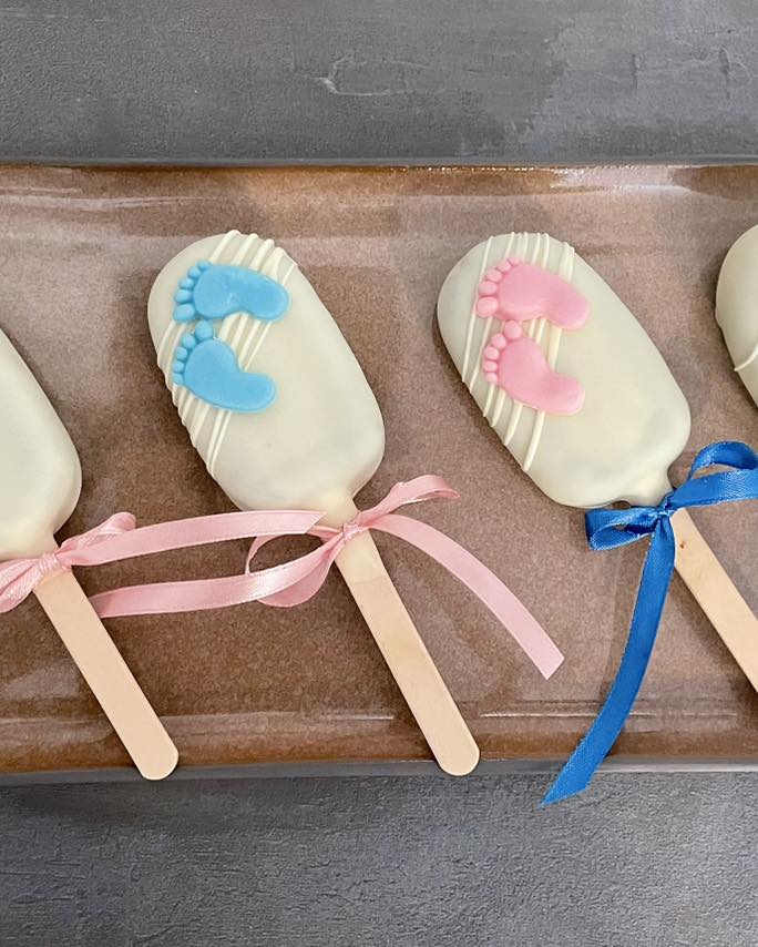 CAKE LOLLIES mit rosa blauen Fußabdrücken - Dessert für die Babyparty