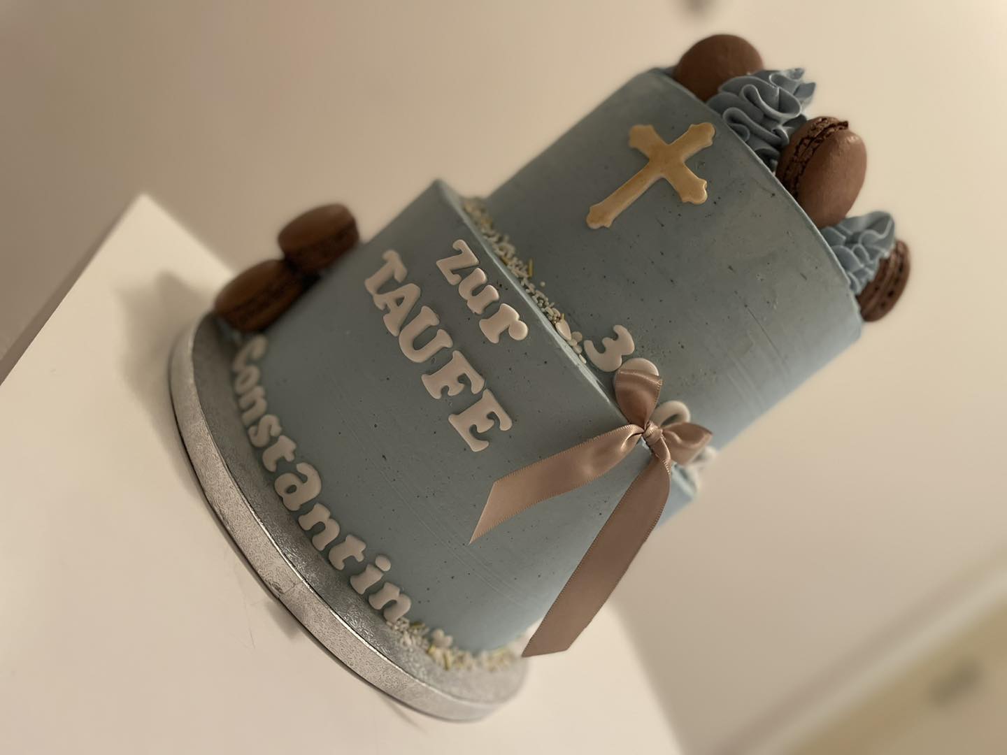 Festliche Tauftorte Jungs für den besonderen Anlass – Motivtorte blau mit Macarons aus der Kärntner Backstube